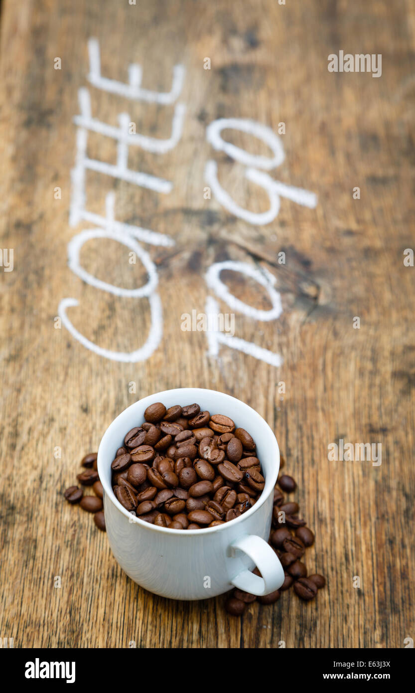 Caffè per andare a firmare con i chicchi di caffè Foto Stock