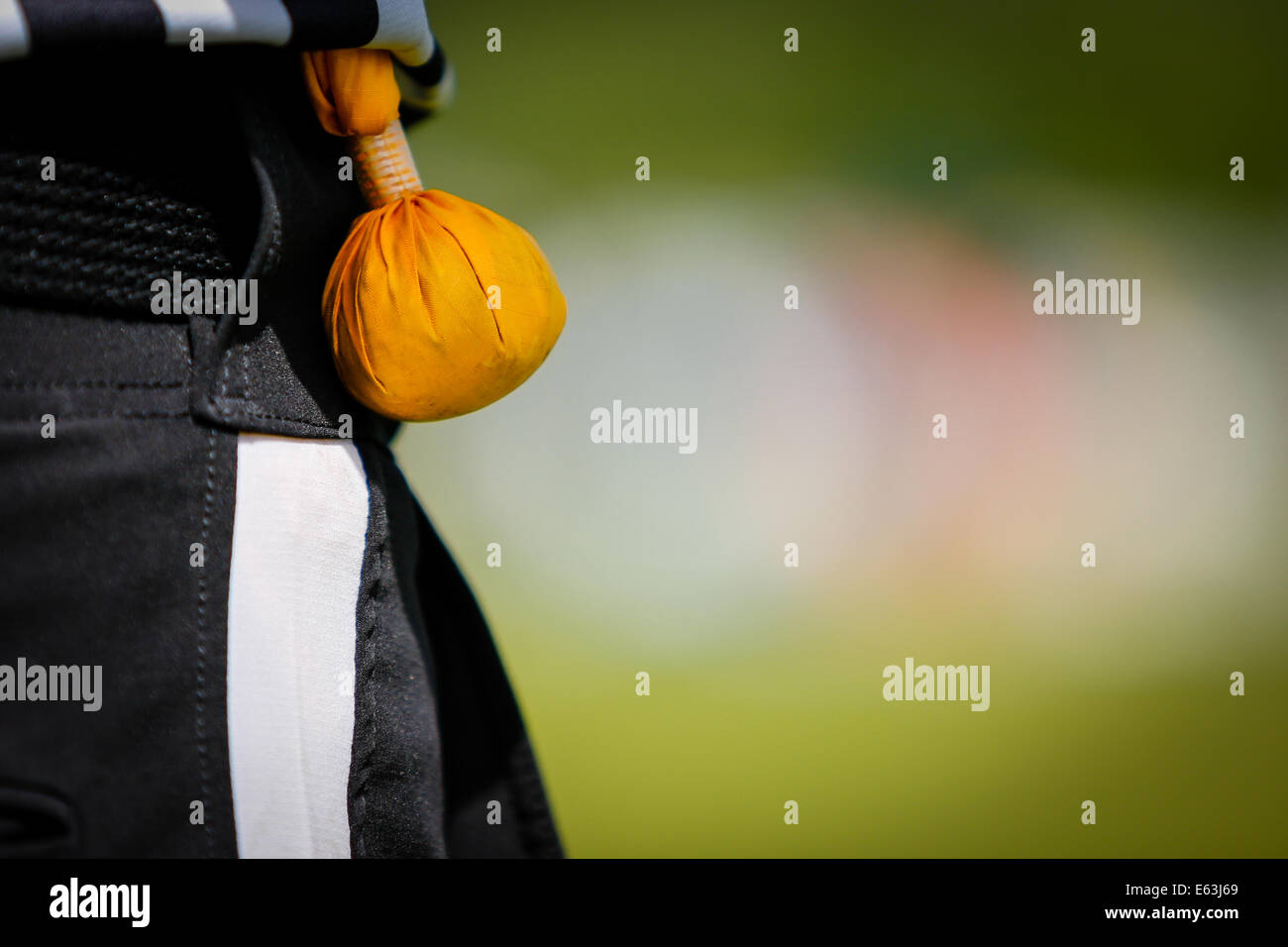 Dettaglio di un american football arbitro con una bandiera gialla Foto Stock