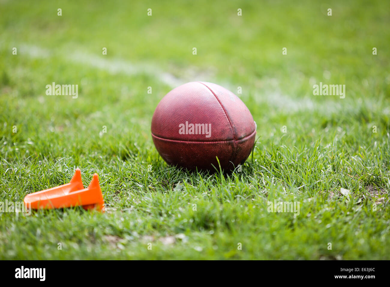 Football americano la palla con il calcio kicking tee Foto Stock