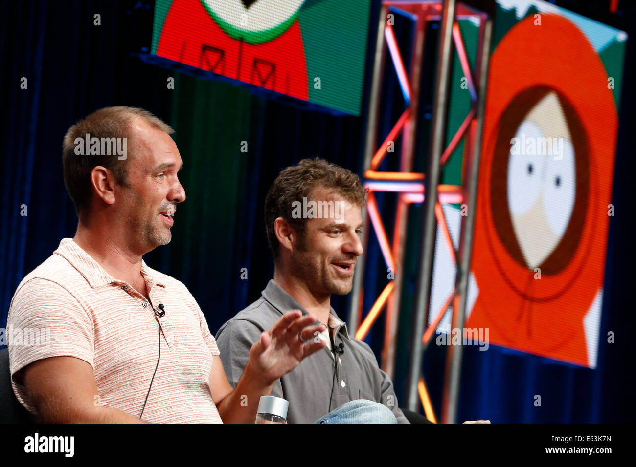 Luglio 12, 2014 - Beverly Hills, in California, Stati Uniti - South Park serie animate tv creatori L- R Trey Parker e Matt Stone sul palco durante la presentazione su richiesta il servizio di streaming ''Hulu'' al 2014 critici di televisione via cavo di associazione Summer Press Tour in Beverly Hills. (Credito Immagine: © Jonathan Alcorn/ZUMA filo) Foto Stock