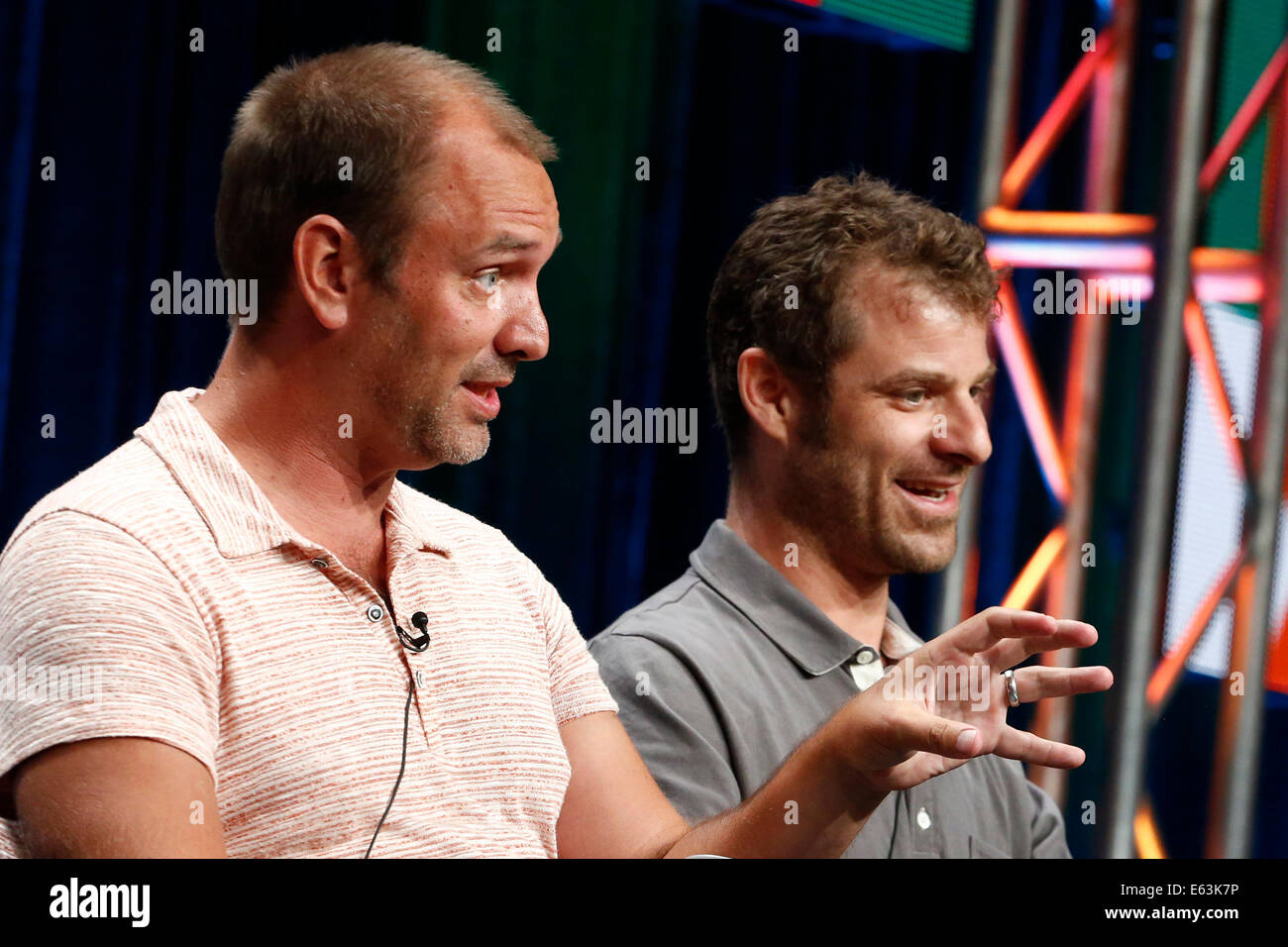 Luglio 12, 2014 - Beverly Hills, in California, Stati Uniti - South Park serie animate tv creatori L- R Trey Parker e Matt Stone sul palco durante la presentazione su richiesta il servizio di streaming ''Hulu'' al 2014 critici di televisione via cavo di associazione Summer Press Tour in Beverly Hills. (Credito Immagine: © Jonathan Alcorn/ZUMA filo) Foto Stock
