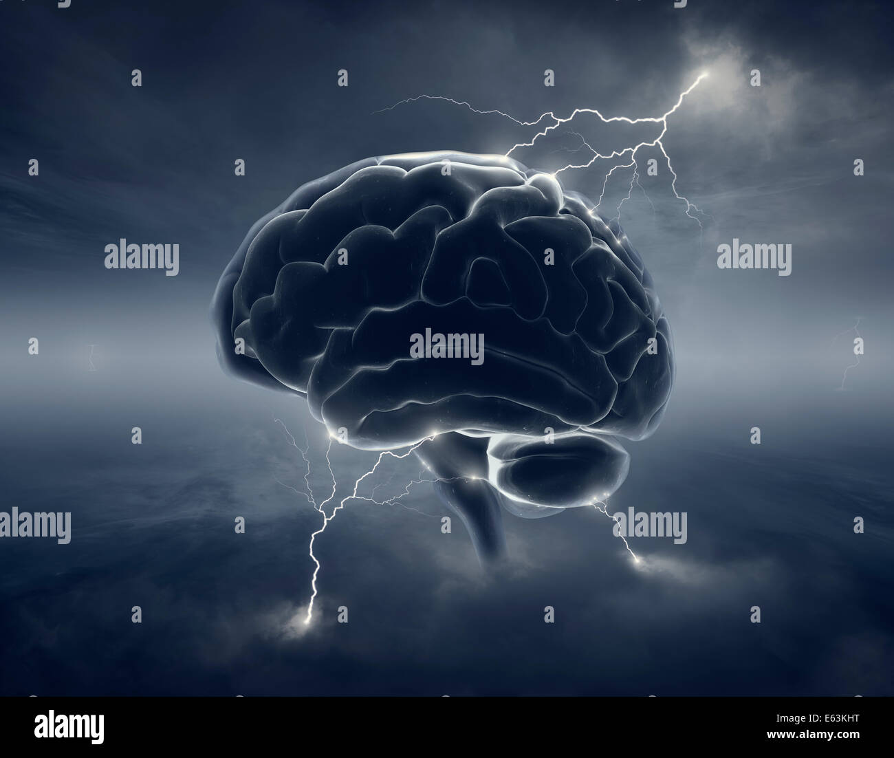 Cervello in stormy cloudscape e fulmini - concettuale del brainstorming Foto Stock