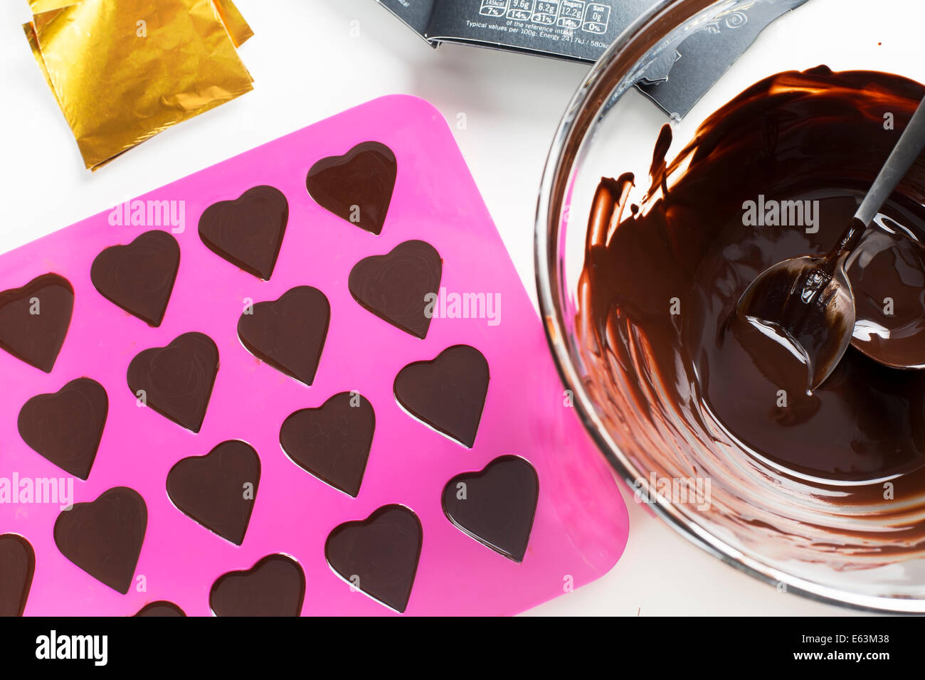 Tazza di cioccolato caldo e cuore forma sagomata riempita di cioccolato. Foto Stock