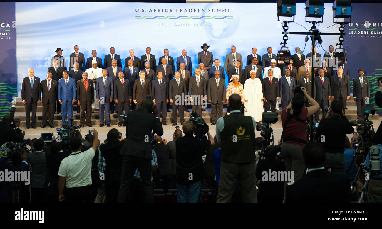 Stati Uniti Il presidente Barack Obama partecipa in una foto di famiglia con i leader africani per l'ultimo giorno della U.S.-Africa Leaders Summit presso l'U.S. Il Dipartimento di Stato a Washington D.C., il 6 agosto 2014. Foto Stock