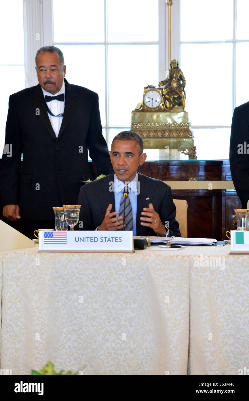 Il presidente Barack Obama ospita oltre 50 leader africani e le loro delegazioni per un pranzo di lavoro presso la U.S.-Africa Leaders Summit presso l'U.S. Il Dipartimento di Stato a Washington D.C., il 6 agosto 2014. Foto Stock