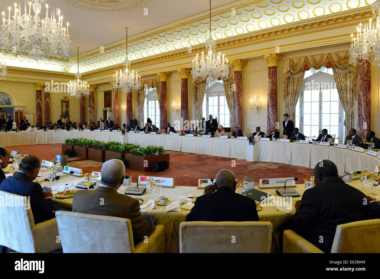 Il presidente Barack Obama ospita oltre 50 leader africani e le loro delegazioni per un pranzo di lavoro presso la U.S.-Africa Leaders Summit presso l'U.S. Il Dipartimento di Stato a Washington D.C., il 6 agosto 2014. Foto Stock