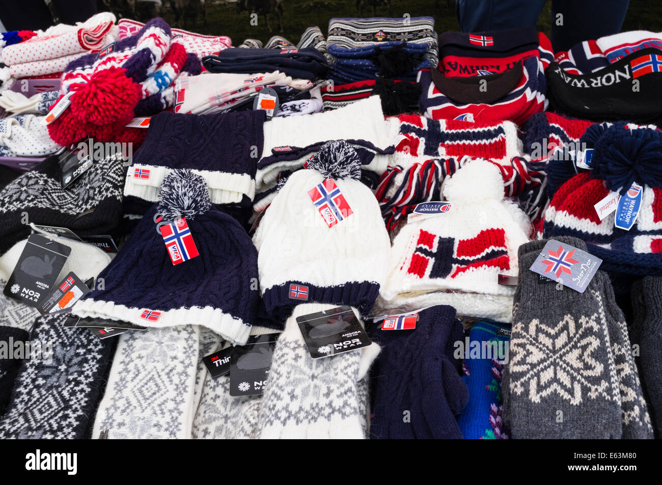 Souvenir di lana cappelli a un mercato turistico in piazza  Vaagsallmenningen, Bergen, Norvegia Foto stock - Alamy