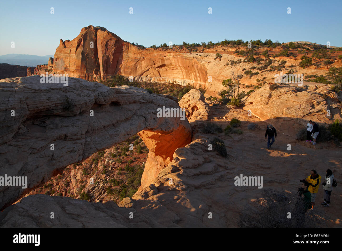 Presto luce sulla Mesa Arch, il Parco Nazionale di Canyonlands, Utah, Stati Uniti d'America Foto Stock