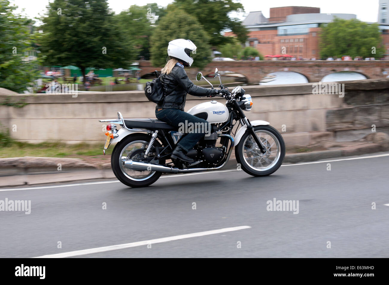 Equitazione donna Triumph Bonneville moto, Stratford-upon-Avon, Regno Unito  Foto stock - Alamy