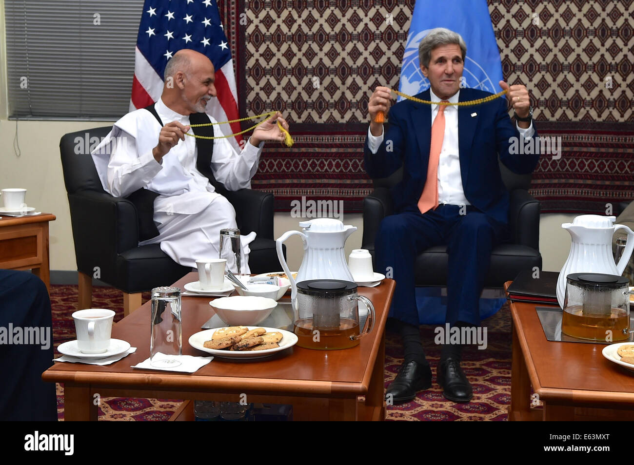 Stati Uniti Il segretario di Stato John Kerry e afghane candidato presidenziale Ashraf Ghani Visualizzare serie di grani di preghiera - che Ghani gestisce costantemente per entrambi i religiosi e artrite motivi e un set di cui egli ha dato a Kerry - prima che essi soddisfano a Kabul su Au Foto Stock