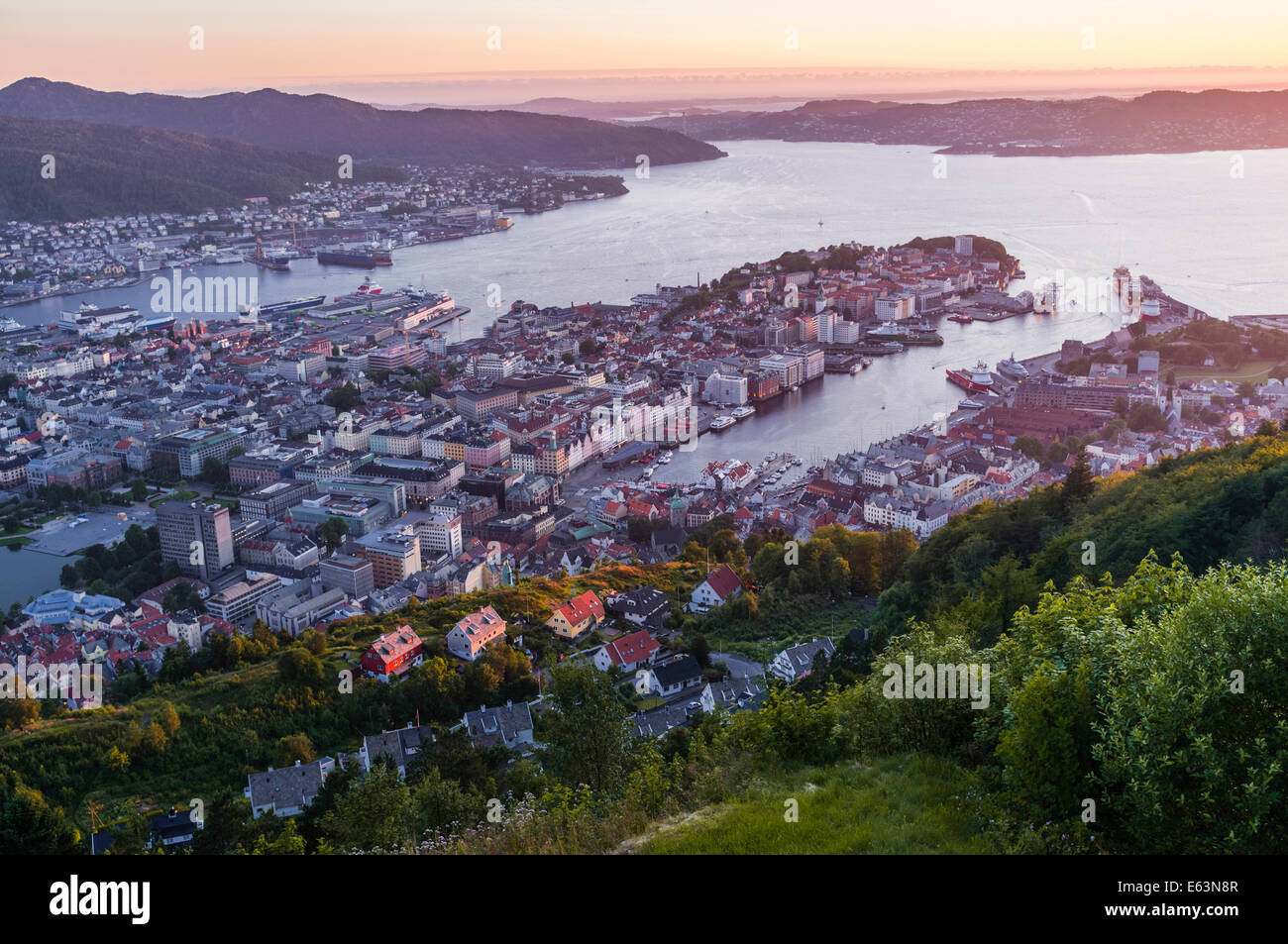 Panoramica di Bergen da Mt. Floyen al tramonto, Norvegia Foto Stock