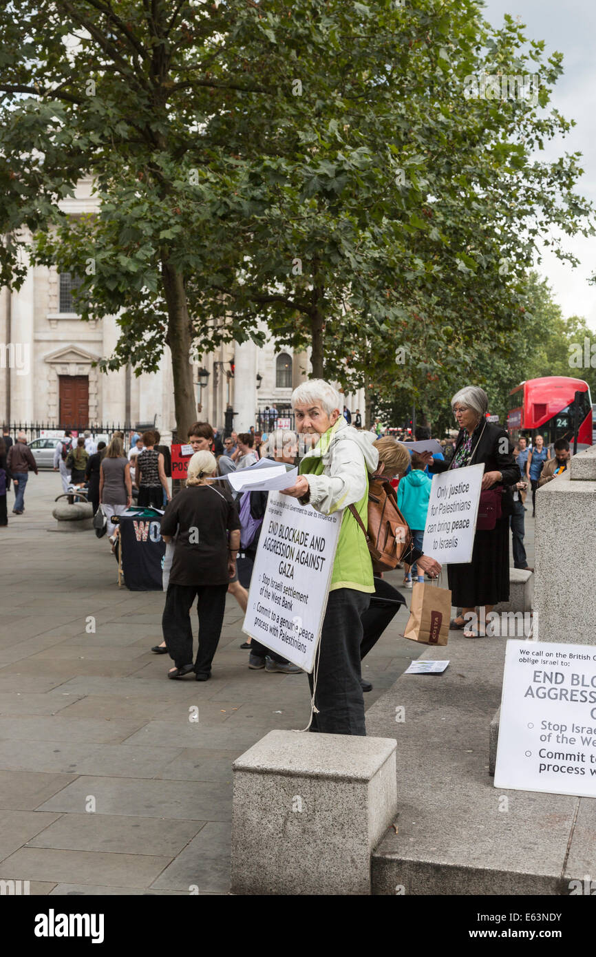 Londra, Regno Unito. 13 Ago, 2014. Le donne di descrivere se stessi come "Donne in nero contro il militarismo e la guerra" distribuire volantini a passanti a Edith Calvert Memorial nel West End di Londra, Regno Unito, cercando il sostegno di esortare il governo britannico a utilizzare la sua influenza al fine ciò che essi descrivono come il blocco e l'aggressione contro Gaza. Il governo britannico è stato criticato per non fare di più per intervenire nella questione e che ha portato alle dimissioni della Baronessa Warsi (Sayeeda Warsi) dalla sua posizione nell'armadio come Ministro degli Affari Esteri e continua a criticare il governo Foto Stock