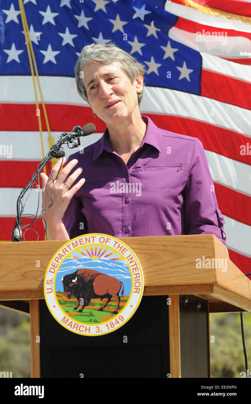 San Diego, California, Stati Uniti d'America. 13 Ago, 2014. Il Segretario degli Interni Sally Jewell visiti il San Diego National Wildlife Refuge dove ha annunciato che il San Diego National Wildlife Refuge complesso avrebbe ricevuto un supplemento di $ 1 milioni di euro in finanziamenti per raggiungere un nuovo pubblico e innestare la California del Sud comunità urbane e la gioventù nella conservazione e attività ricreative all'aperto. Il rifugio è il primo tra la nazione urbana della National Wildlife rifugi per ricevere questo nuovo premio attraverso un concorso nazionale. Il rifugio la proposta vincente, il SoCal Urban Wildlife Refuge Progetto, incorpora fuori Foto Stock
