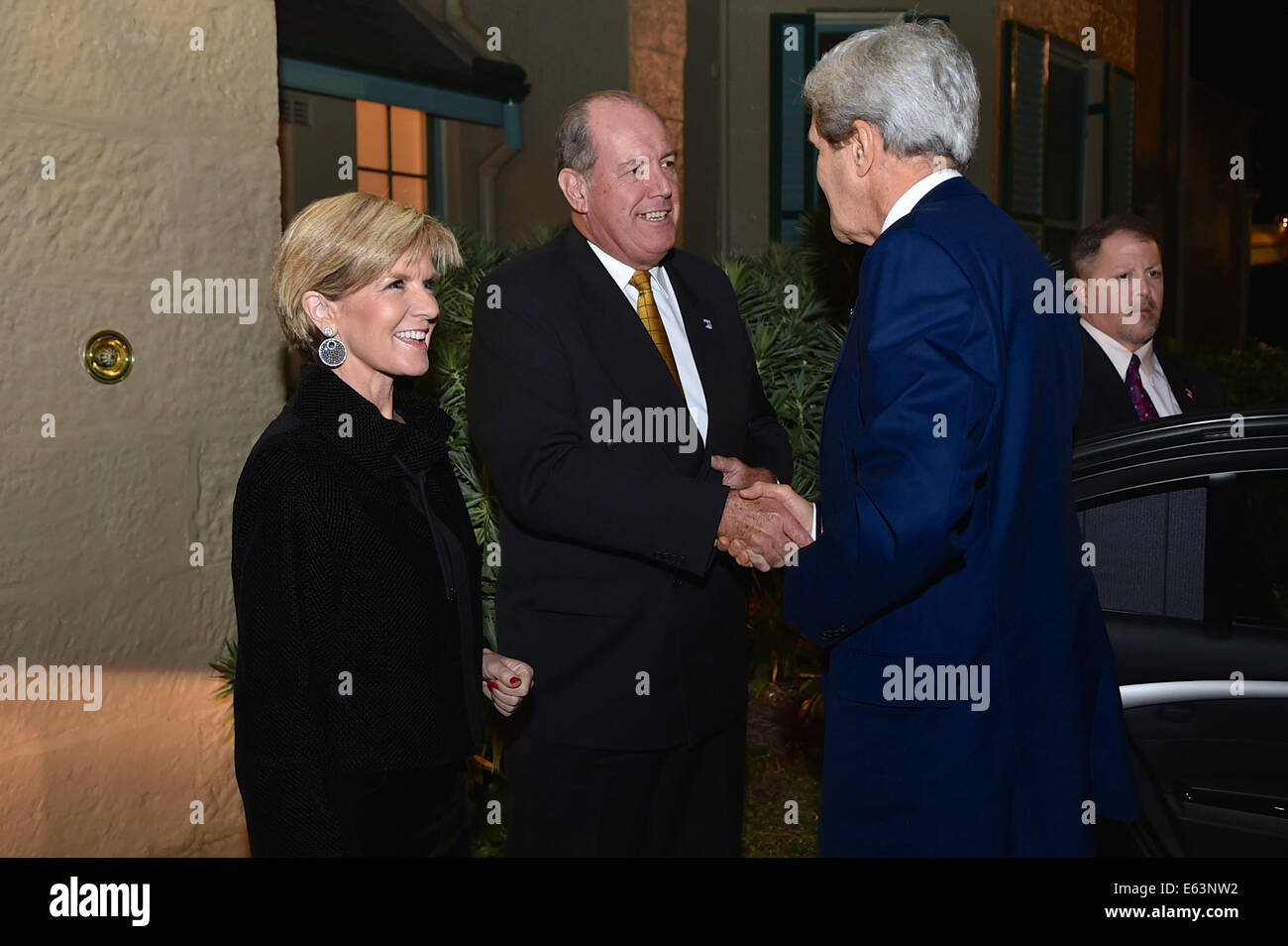 Australian Defence Ministro David Johnston, fiancheggiata da Australian Ministro degli Esteri Julie Vescovo, accoglie U.S. Il segretario di Stato John Kerry come egli arriva presso la residenza del Primo Ministro, Kirribilli House, per una cena che precede la AUSMIN un diplomatico Foto Stock