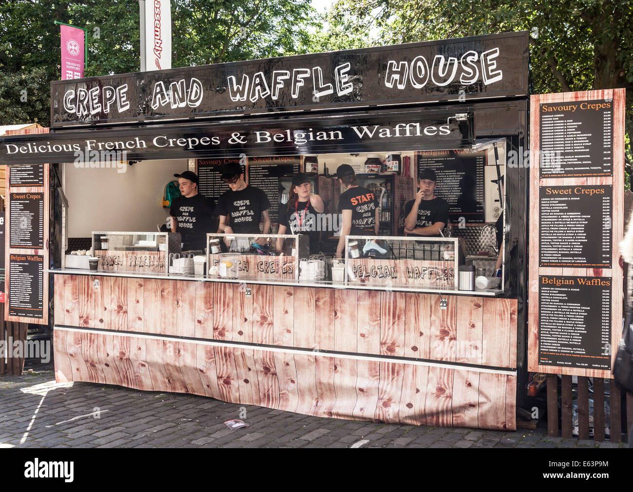 Crêpe e Waffle House, un cibo di strada in stallo il gruppo George Square e Sede di Edinburgh Festival Fringe, Scotland, Regno Unito. Foto Stock