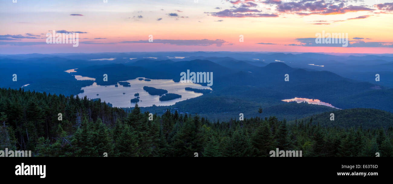 Estate colorato tramonto vista panoramica dal Blue Mountain Fire Tower in Adirondacks montagne di New York Foto Stock