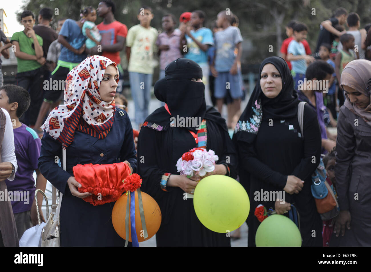 I residenti locali condividere la felicità della sposa Heba e lo sposo Omar nella loro festa di matrimonio che si svolge in una delle scuole delle nazioni unite nella spiaggia di Camp. Il matrimonio ha avuto luogo durante le 72 ore di cessate il fuoco umanitario presso una scuola UNRWA nel campo Al-Shati di Gaza City. Credito: Ibrahim Khader/Pacific Press/Alamy Live News Foto Stock