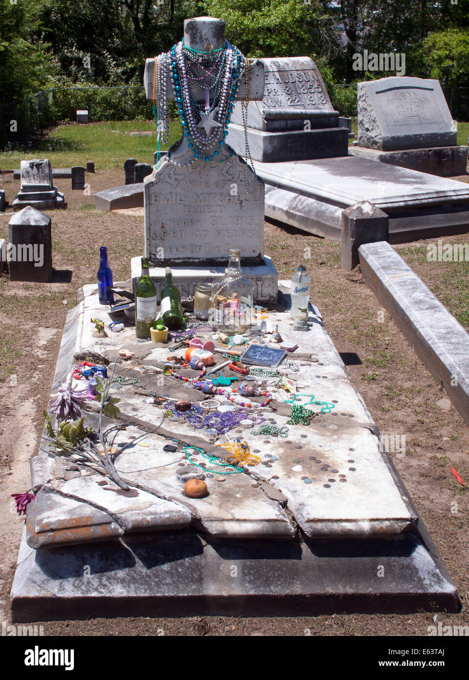 Tombe di famiglia zingara uniche in un cimitero a Meridian, Mississippi, con lapidi ornate e colorate tradizioni della cultura rom. Foto Stock
