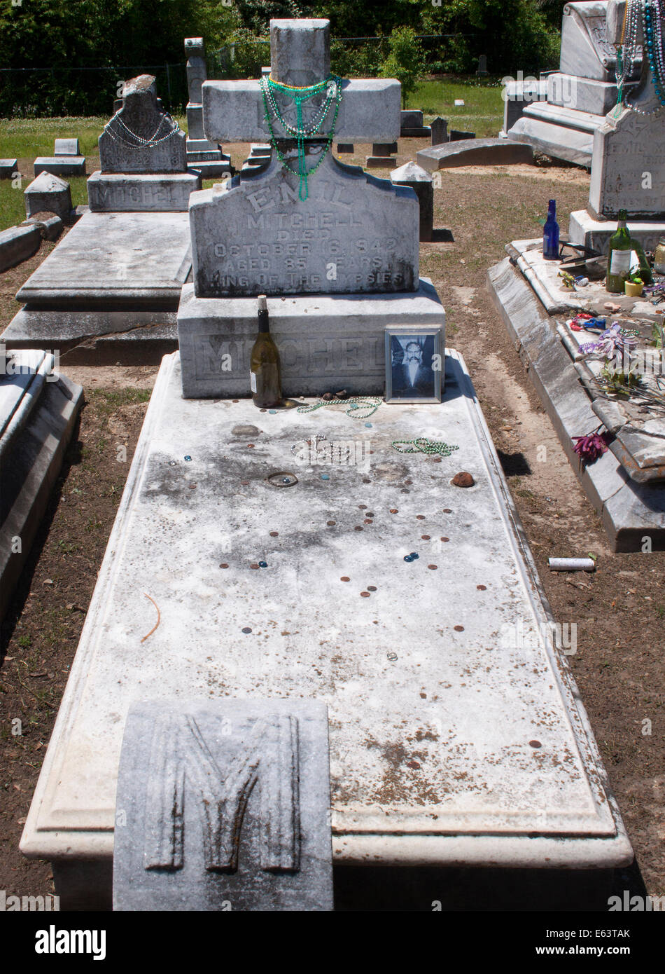 Tombe di famiglia zingara uniche in un cimitero a Meridian, Mississippi, con lapidi ornate e colorate tradizioni della cultura rom. Foto Stock