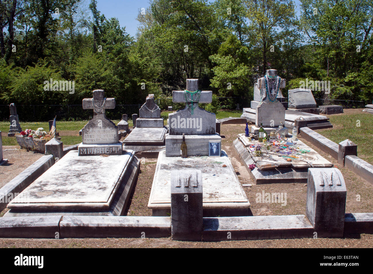 Tombe di famiglia zingara uniche in un cimitero a Meridian, Mississippi, con lapidi ornate e colorate tradizioni della cultura rom. Foto Stock