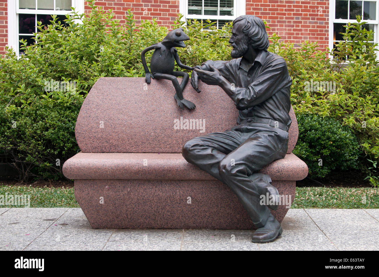 Statua in bronzo di Jim Henson e Kermit the Frog presso l'Università del Maryland, in onore del creatore dei Muppets e ex allievo della UMD. Foto Stock