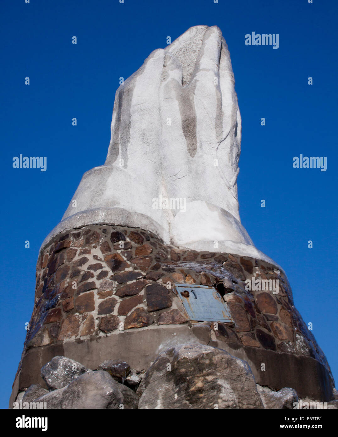 La scultura Giant Praying Hands a Webb City, Missouri, si erge come un simbolo torreggiante della fede e della comunità lungo la Route 66. Foto Stock