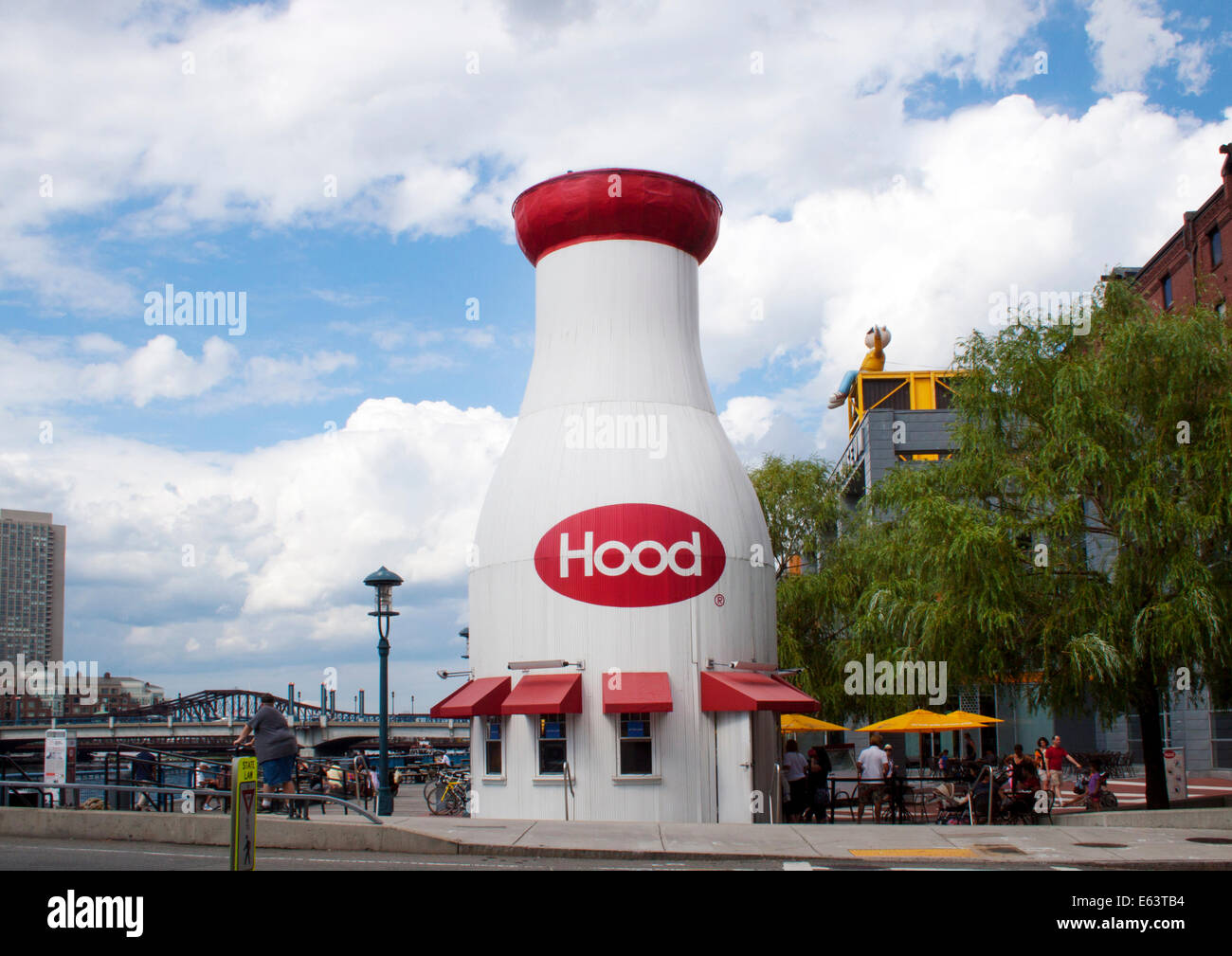 L'Hood Milk Bottle di Boston, Massachusetts, è un enorme edificio di bottiglie di latte e un punto di riferimento stravagante che ora serve come punto di ristoro. Foto Stock