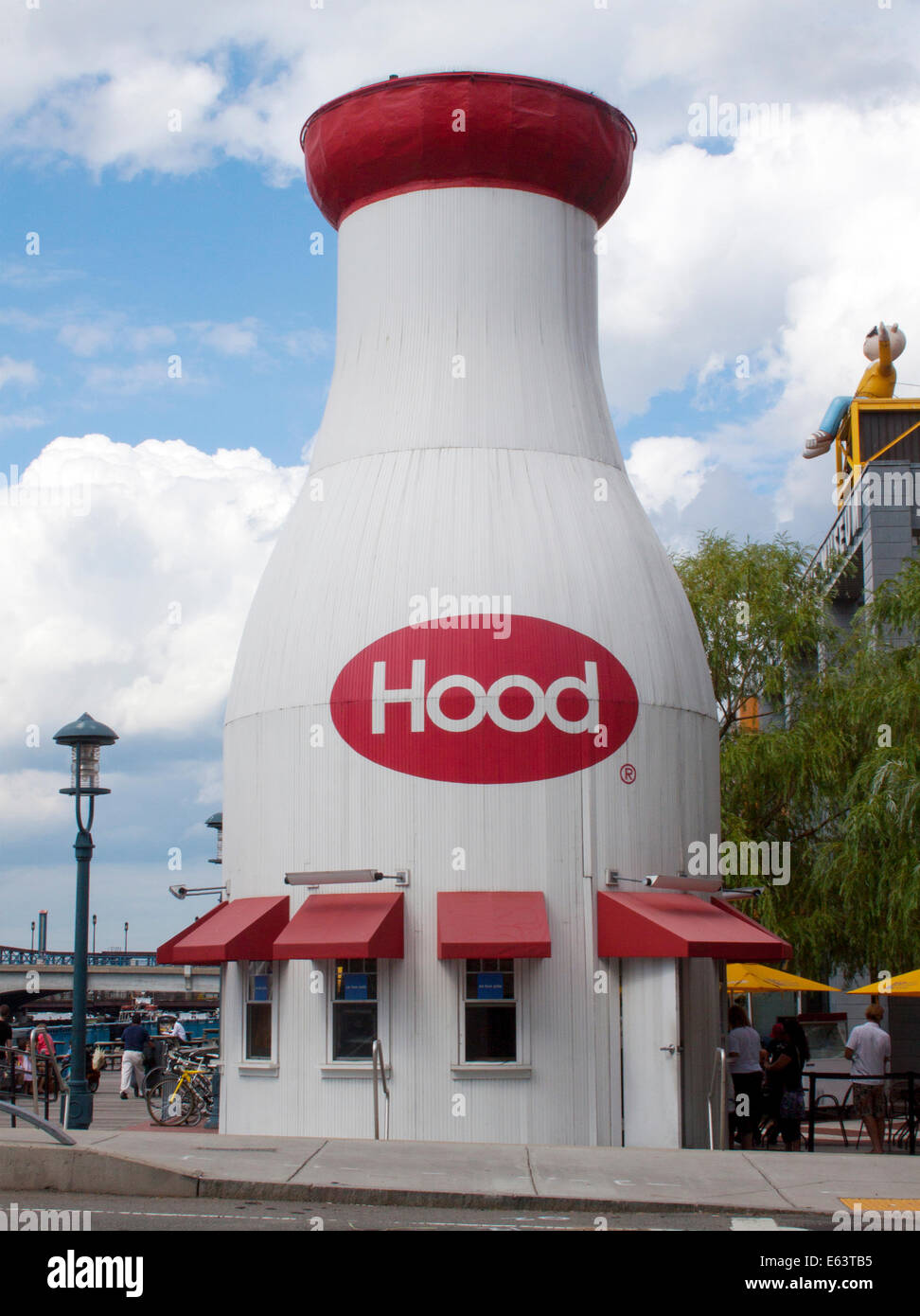 L'Hood Milk Bottle di Boston, Massachusetts, è un enorme edificio di bottiglie di latte e un punto di riferimento stravagante che ora serve come punto di ristoro. Foto Stock