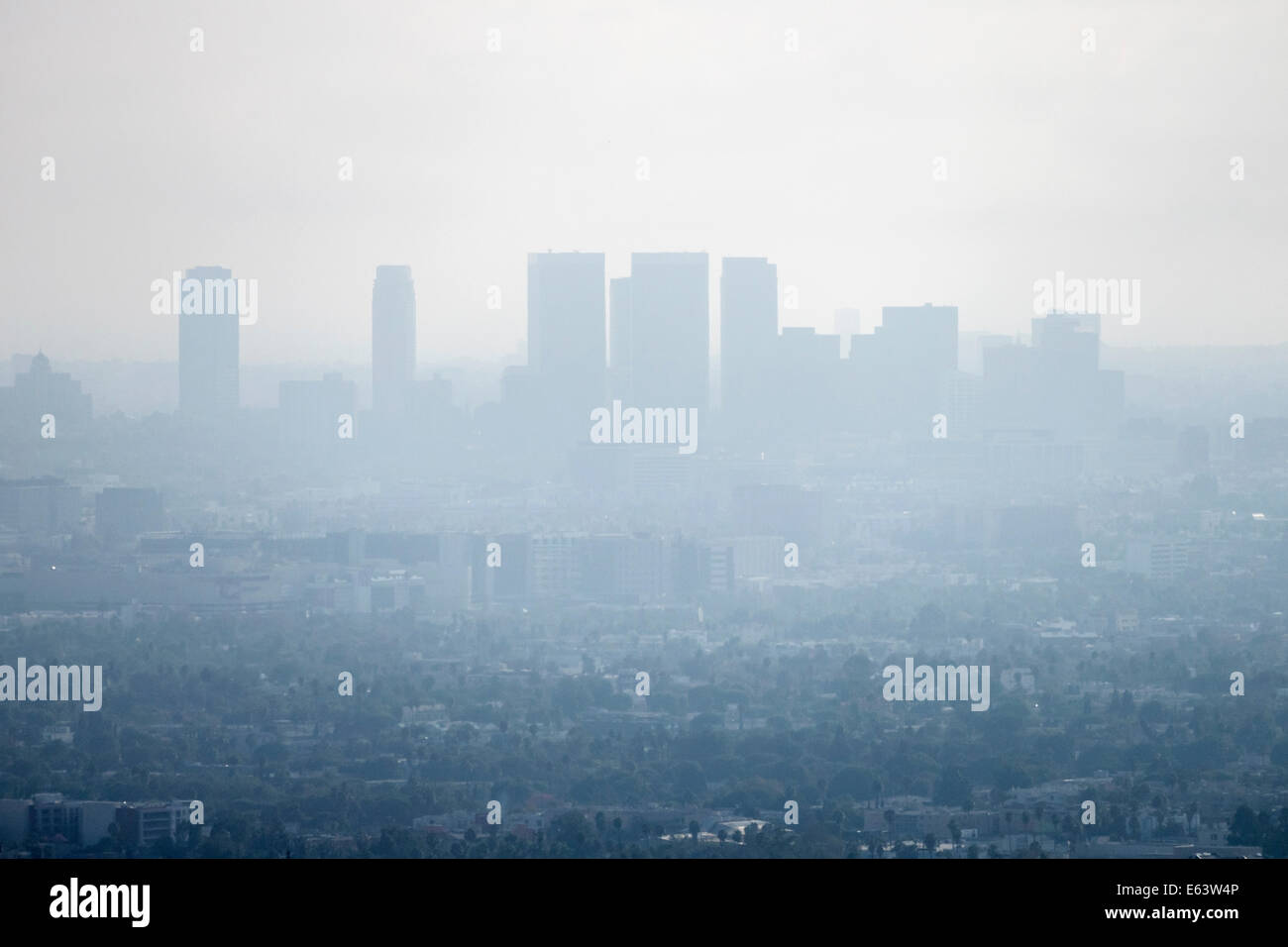 Pomeriggio di smog estivo oscurando torri di uffici di Century City e Beverly Hills. Foto Stock