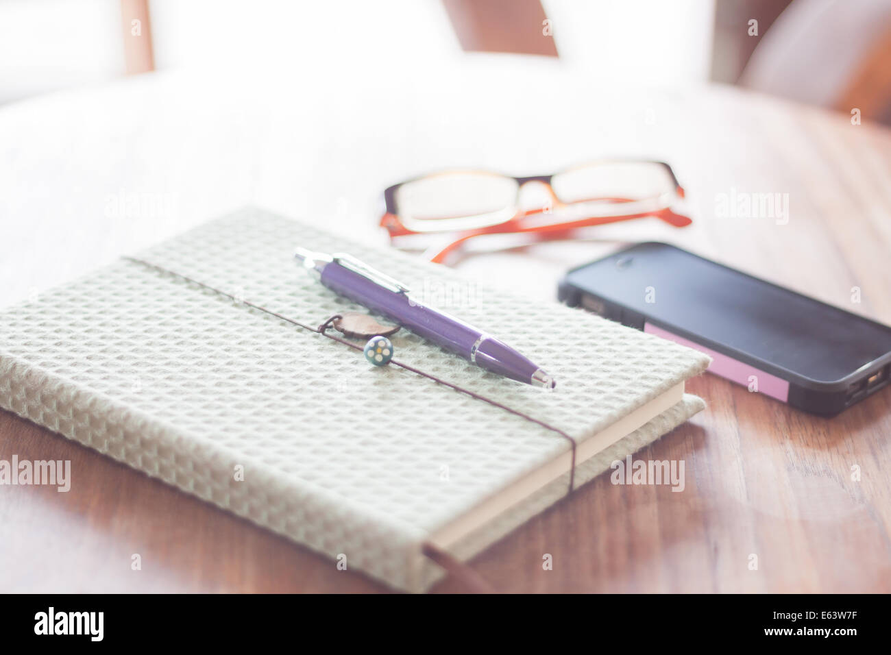 Notebook e smartphone sul tavolo di legno, stock photo Foto Stock