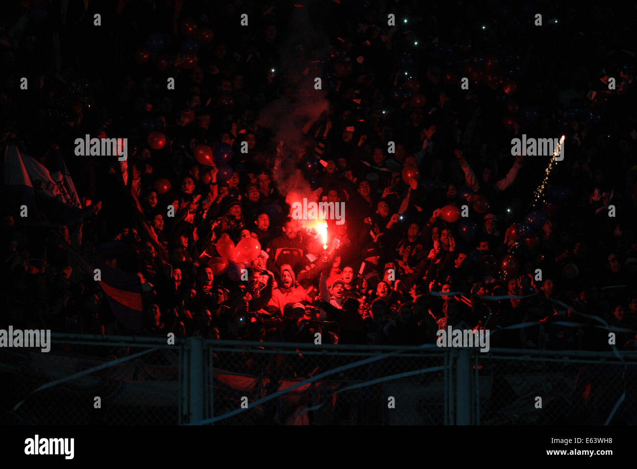 Buenos Aires, Argentina. 13 Ago, 2014. Gli appassionati di San Lorenzo reagire durante la seconda gamba partita finale del 2014 Coppa Libertadores contro Nacional, tenutosi a Pedro Bidegain stadio nella città di Buenos Aires, Argentina, il 13 agosto, 2014. Credito: Martin Zabala/Xinhua/Alamy Live News Foto Stock