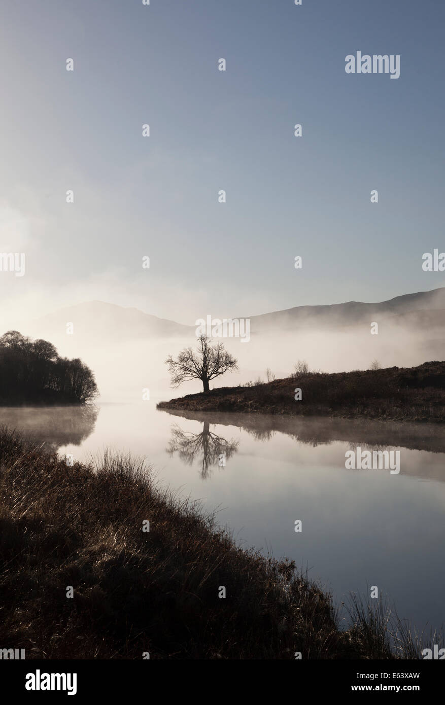 Nebbia di mattina su Loch un' Chuillinn Foto Stock