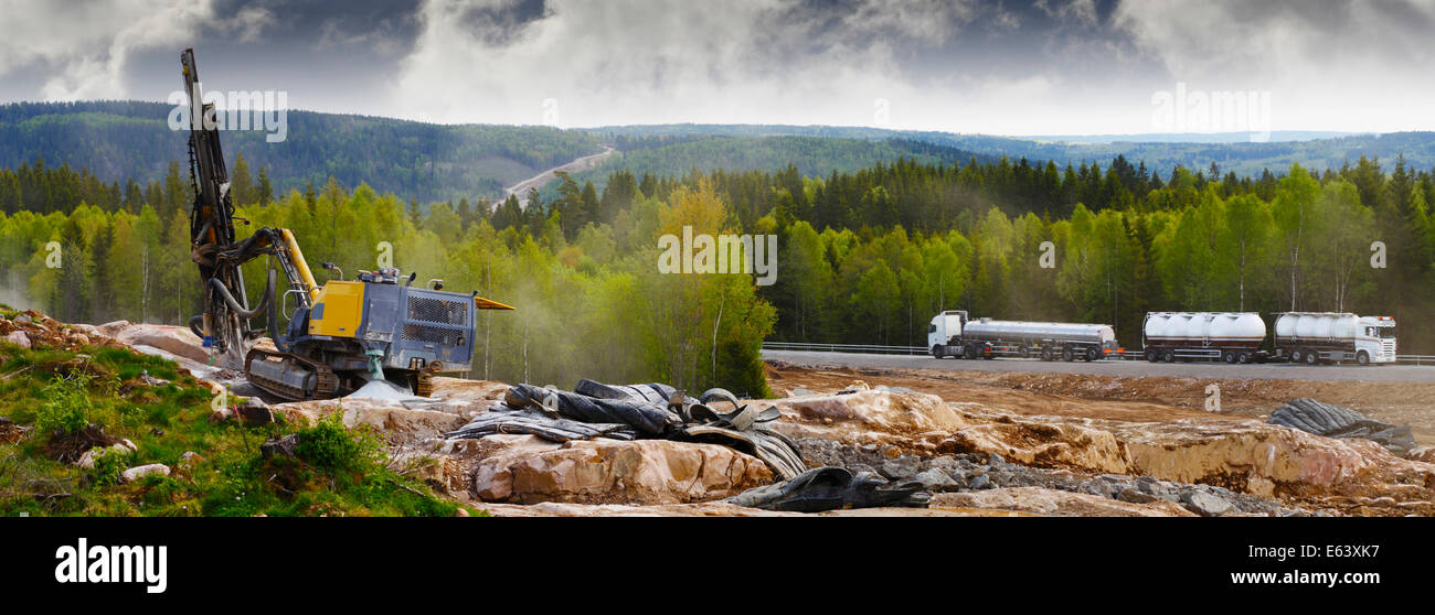 I lavori stradali industria, per la perforazione della roccia per dynamiting, macchinari, camion e forare-macchina Foto Stock