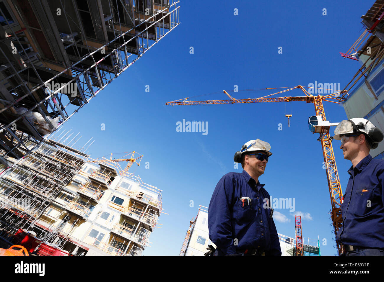 Edilizia e costruzione di due lavoratori in hard-hats Foto Stock