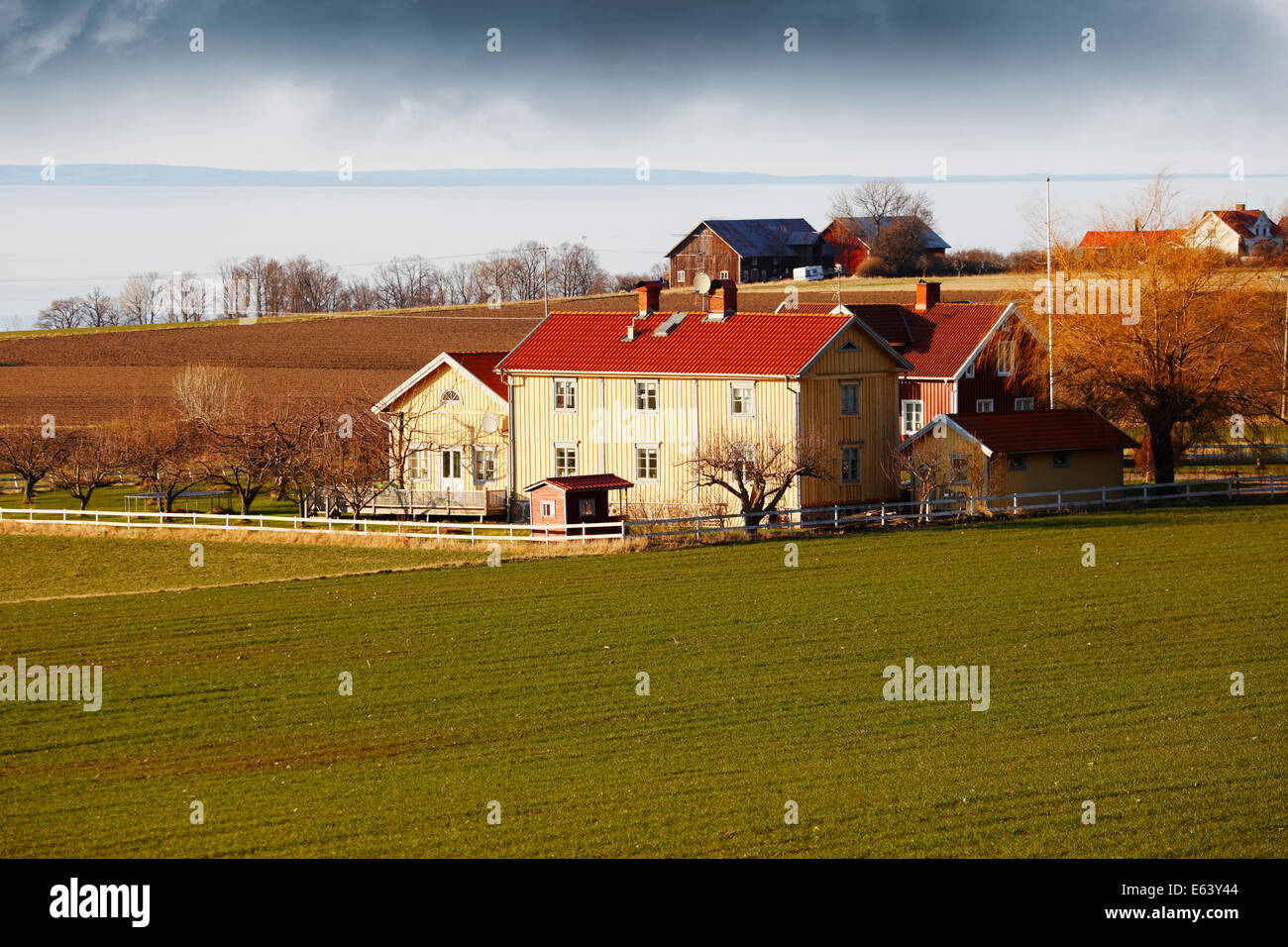 Vecchia fattoria case e villette in zone rurali della Svezia Foto Stock