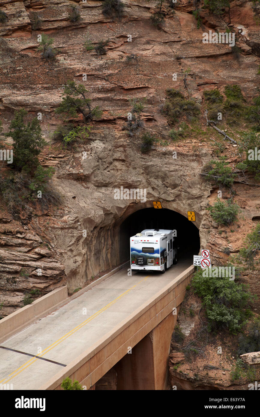 RV sul ponte di entrare portale ad est di Sion Tunnel, Sion - Mount Carmel Highway, il Parco Nazionale di Zion, Utah, Stati Uniti d'America Foto Stock