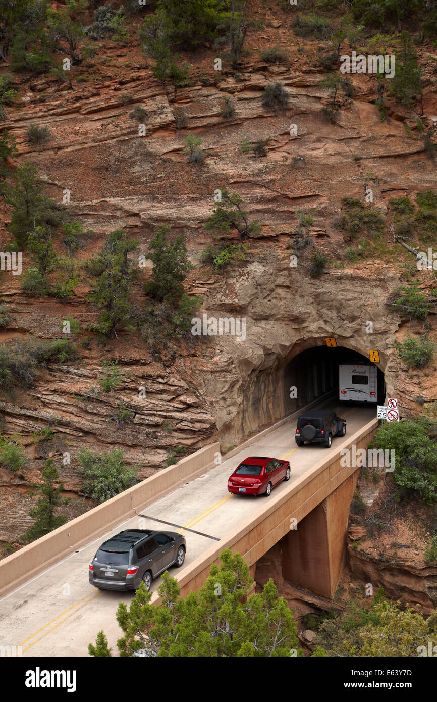 Il traffico che entra portale ad est di Sion Tunnel, Sion - Mount Carmel Highway, il Parco Nazionale di Zion, Utah, Stati Uniti d'America Foto Stock