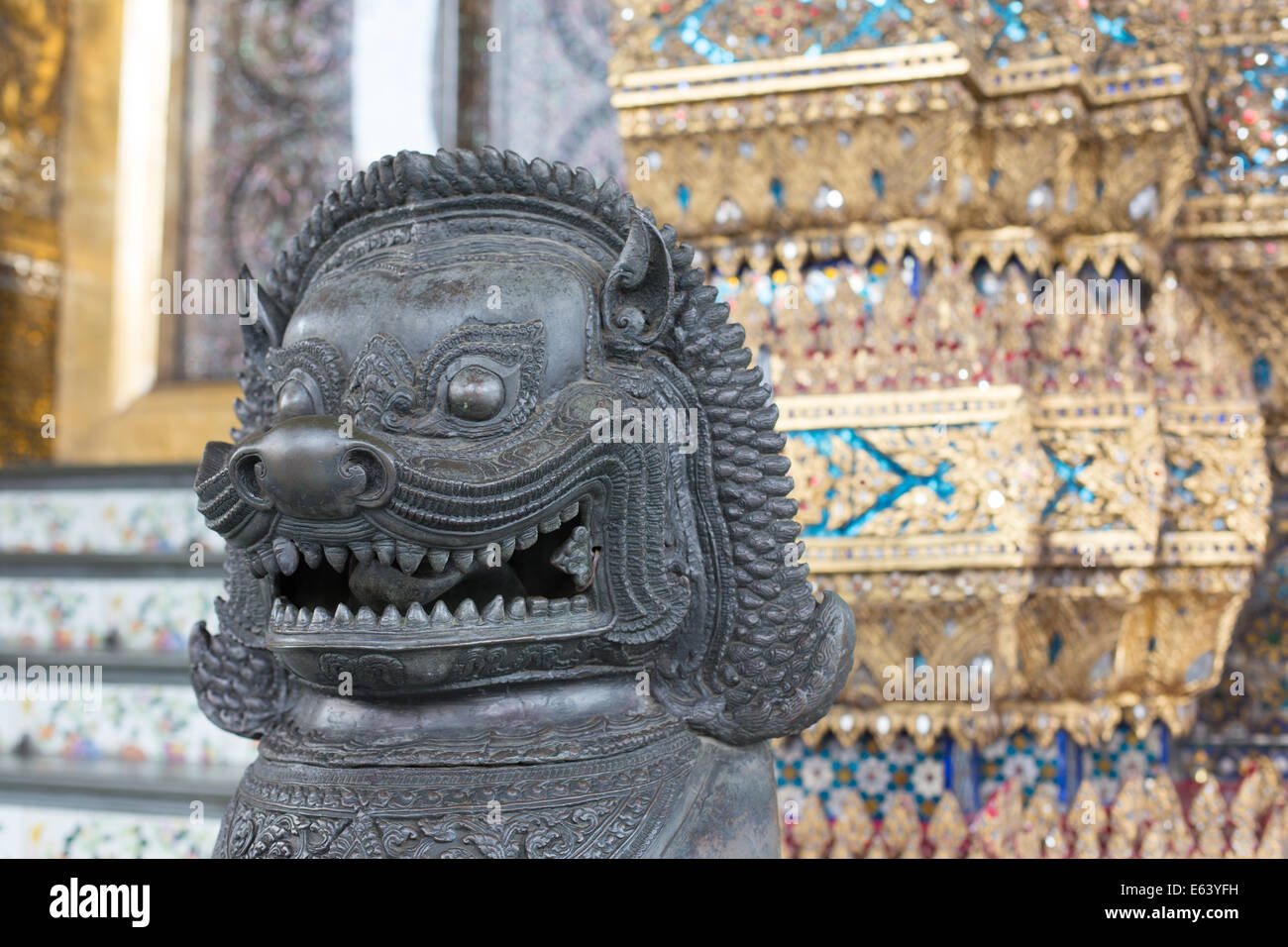 Custode di bronzo Lion statua al di fuori di Wat Phra Kaew, il Grand Palace, Bangkok, Thailandia Foto Stock