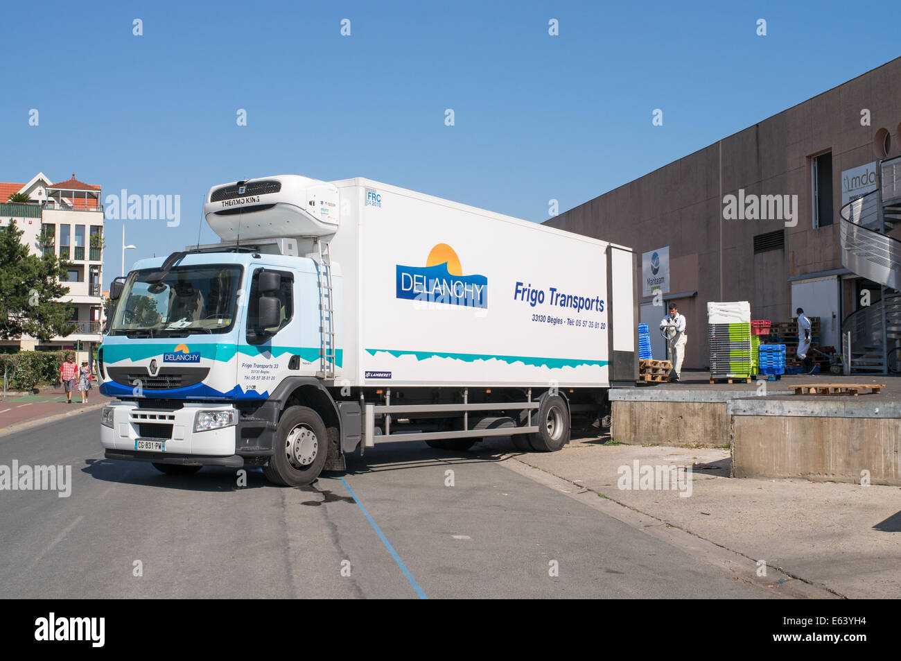 Renault Delanchy autocarro refrigerato con un Thermo King freezer, Arcachon pesce quay, Gironde, Francia, Europa Foto Stock