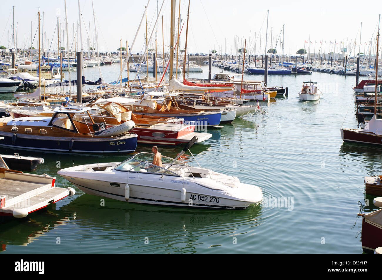 Powerboat lasciando la marina in Arcachon Gironde, Francia, Europa Foto Stock