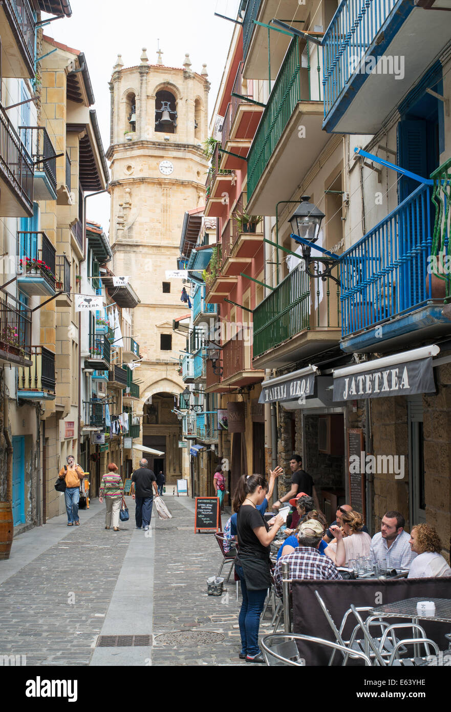 Persone mangiare fuori città vecchia Getaria. Gipuzkoa, Spagna Nord, Europa Foto Stock