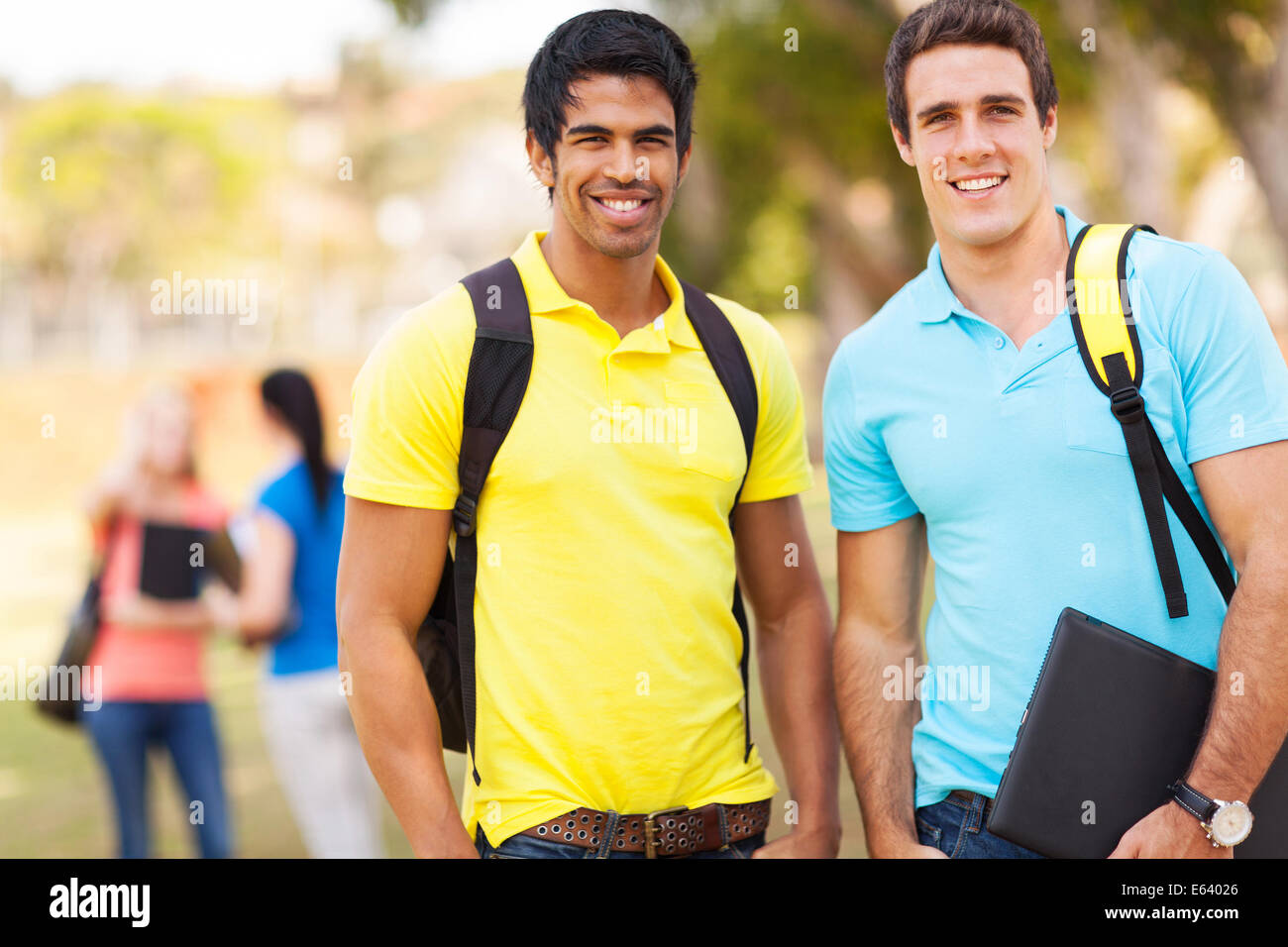 Due bel collegio maschile gli studenti all'esterno del campus Foto Stock