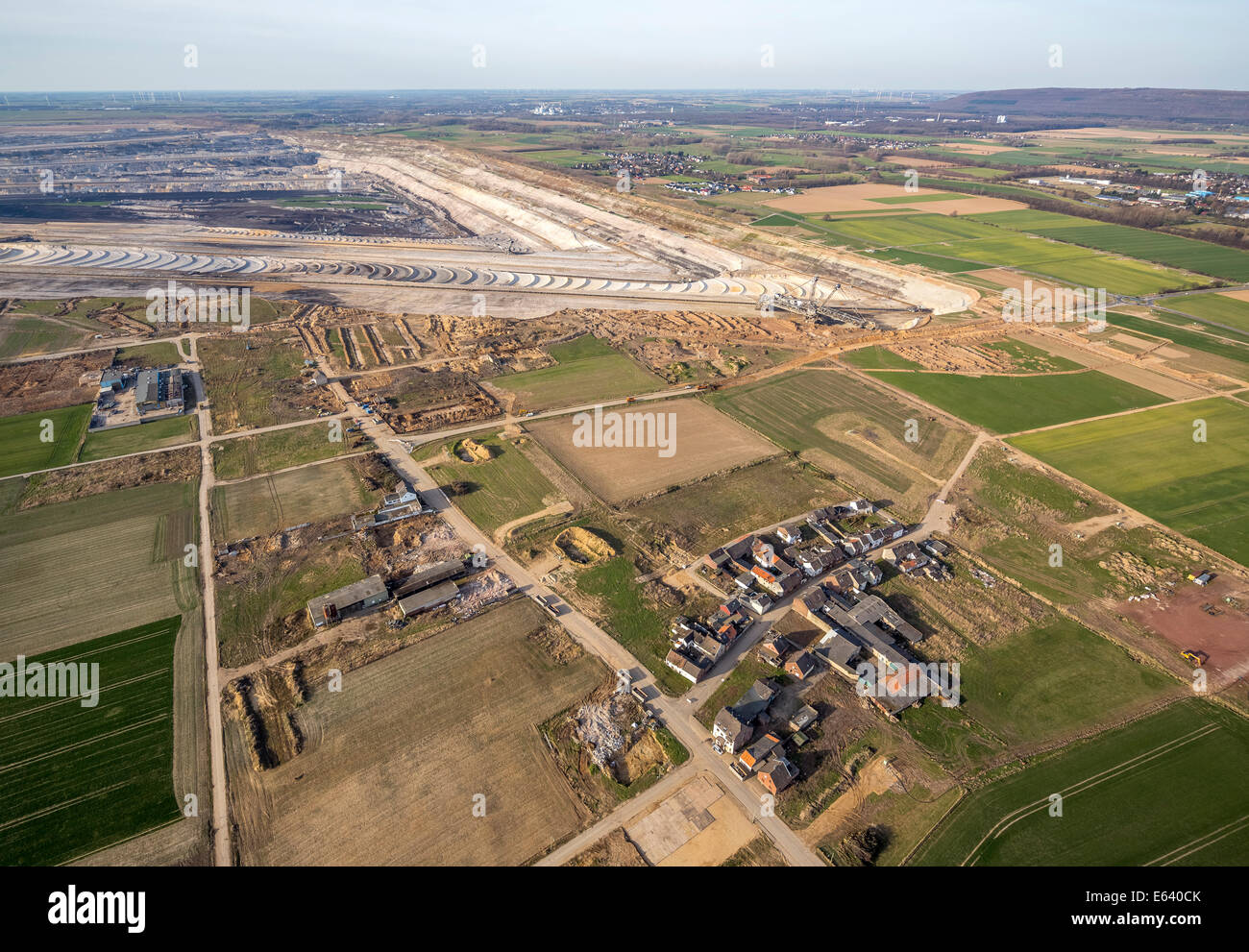 Vista aerea, Inden a cielo aperto della miniera di lignite con il villaggio distrutto di Inden, Renania settentrionale-Vestfalia, Germania Foto Stock