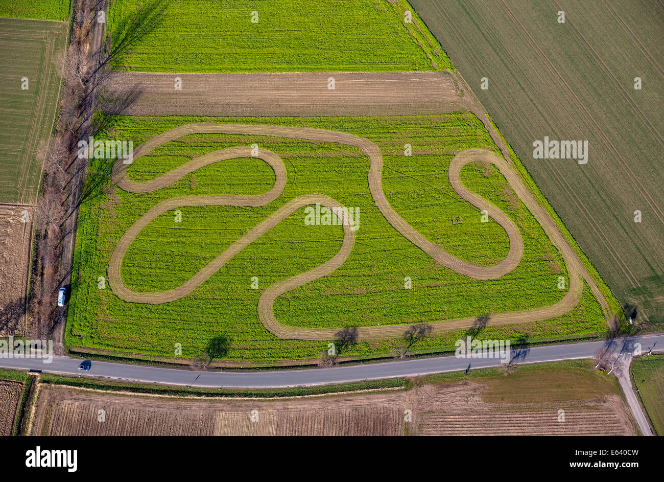 Vista aerea, pista di motocross su un campo di raccolta, nei pressi di Werl, Soester Börde, Nord Reno-Westfalia, Germania Foto Stock