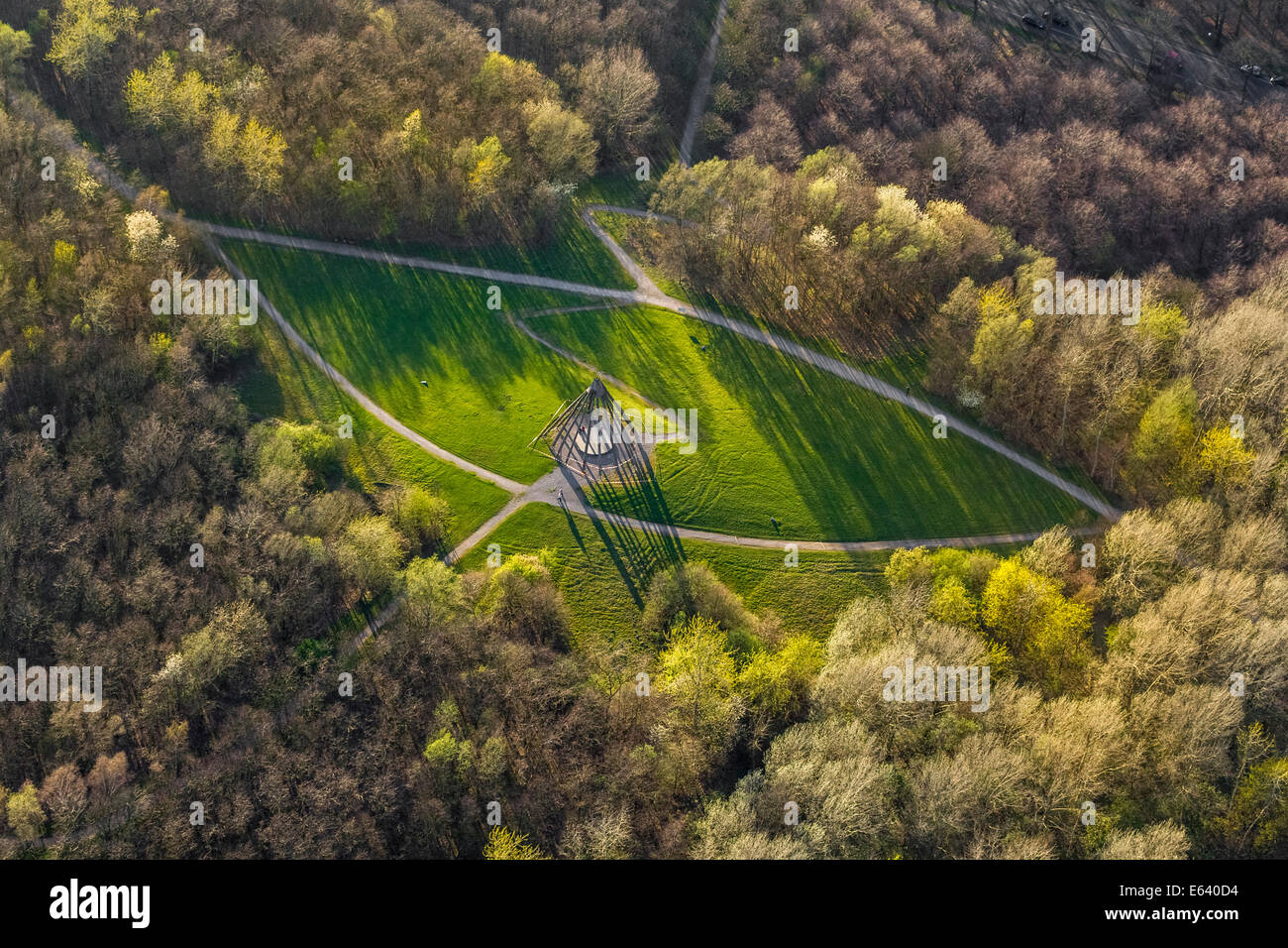Vista aerea, una piramide di legno che gettano ombre, Gesundheitspark, Vonderort, Bottrop, distretto della Ruhr, Renania settentrionale-Vestfalia Foto Stock