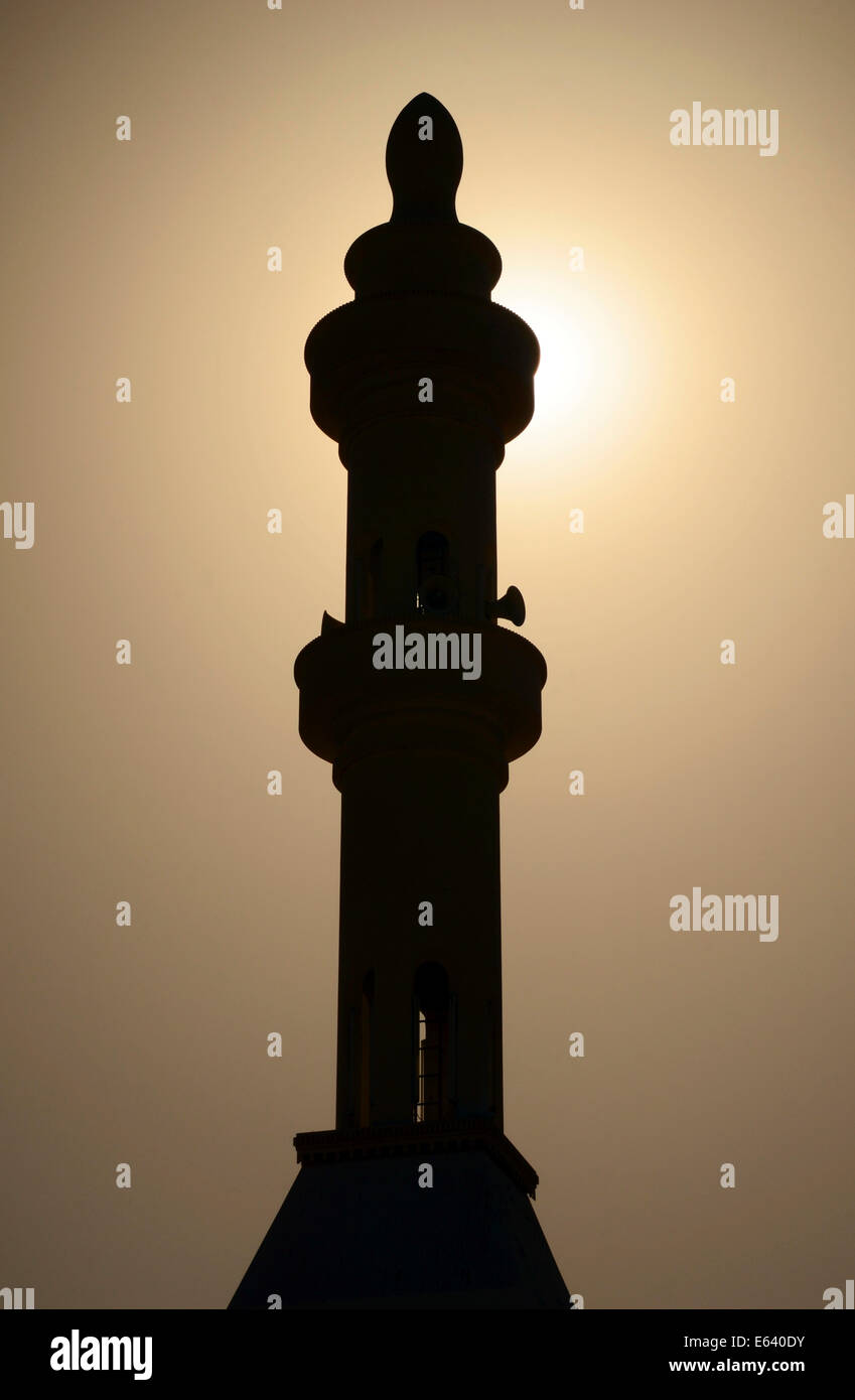 Silhouette di un minareto della moschea, Wahiba Sands desert, Ramlat al-Wahiba o Sharqiya Sands, Al Mintirib, Ash Sharqiyah, Oman Foto Stock