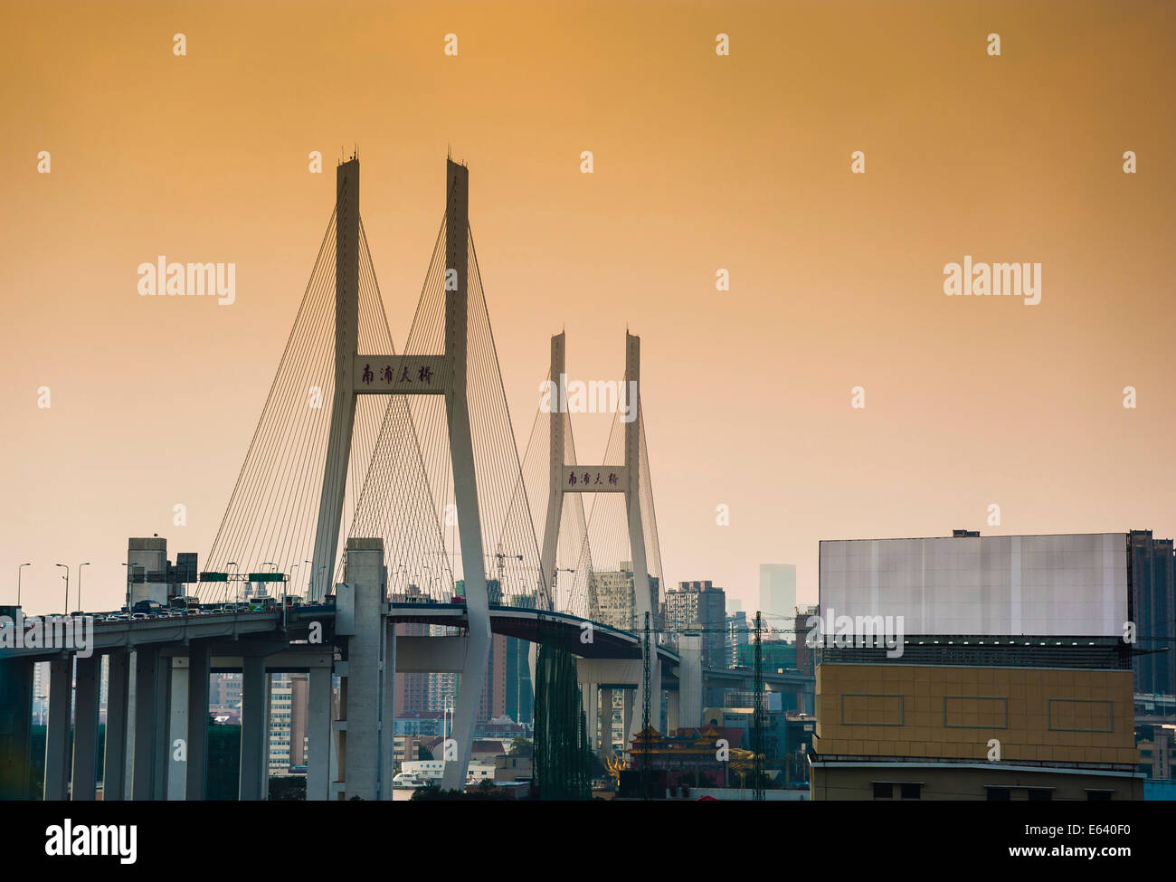 Yangpu Bridge al tramonto, Shanghai, Cina Foto Stock