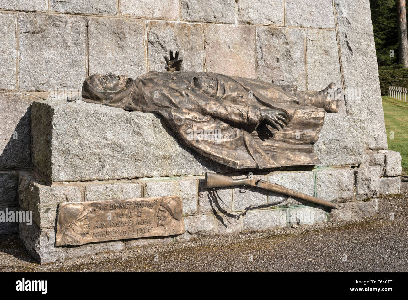 Scultura in bronzo, morto soldato con un fucile francese cimitero militare, la prima guerra mondiale, Col du Wettstein, Vosges, Orbey, Alsazia Foto Stock