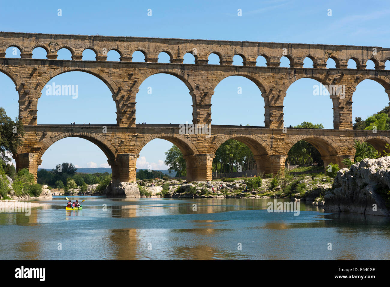 Pont du Gard, acquedotto romano, Sito Patrimonio Mondiale dell'UNESCO, oltre il fiume Gardon, Vers-Pont-du-Gard, dipartimento del Gard Foto Stock