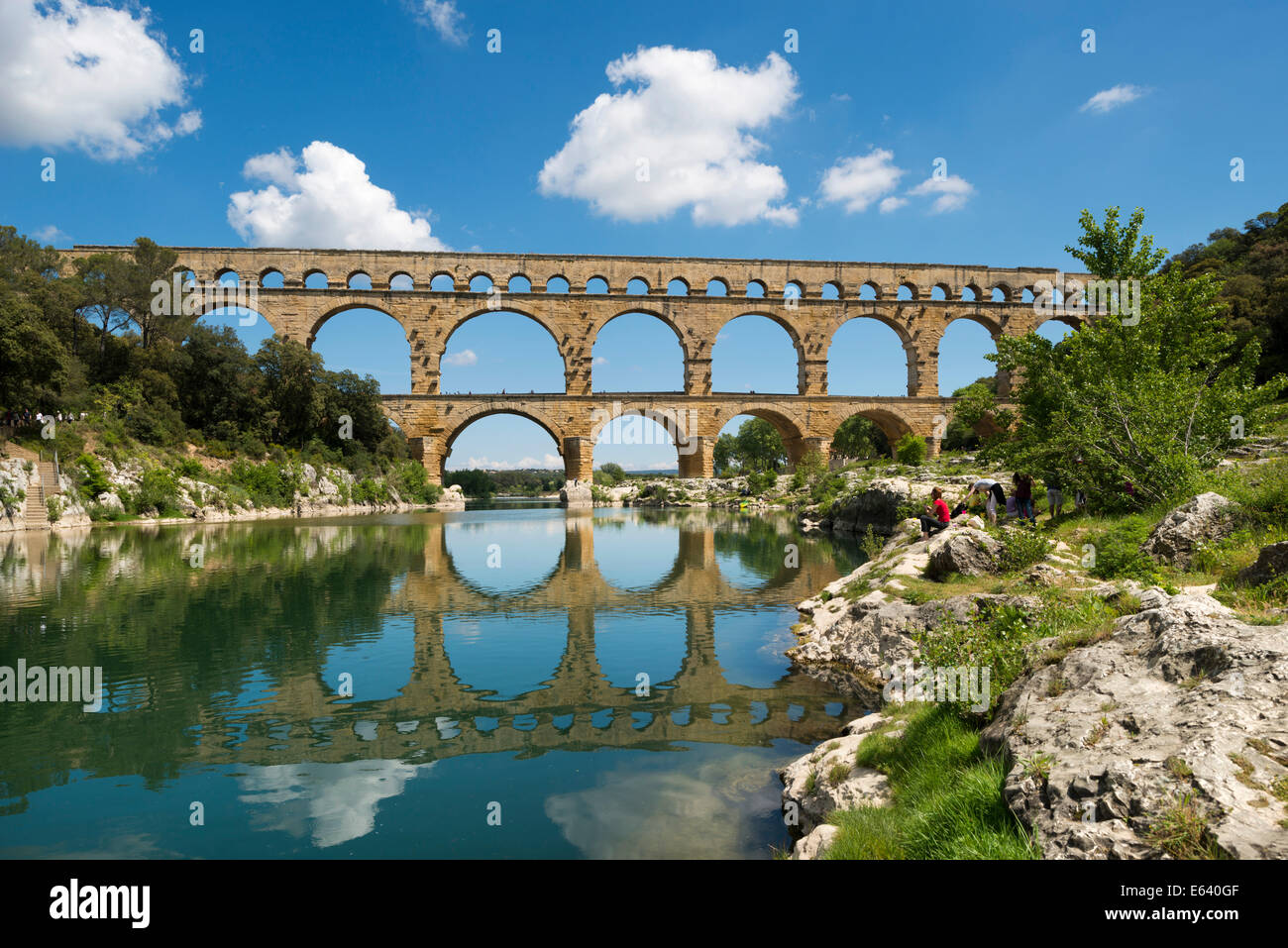 Pont du Gard, acquedotto romano, Sito Patrimonio Mondiale dell'UNESCO, oltre il fiume Gardon, Vers-Pont-du-Gard, dipartimento del Gard Foto Stock